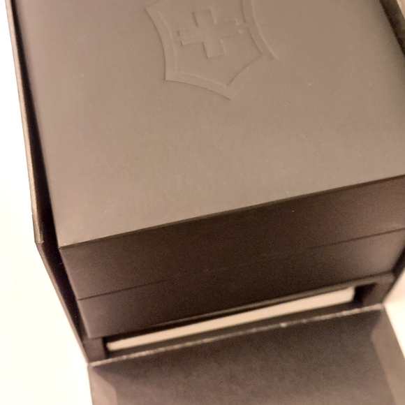 Victorinox Swiss Army Watch - Picture 12 of 15